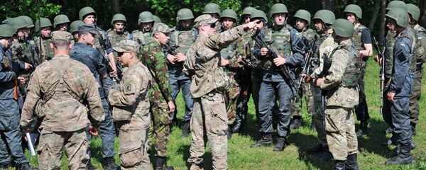 Ukrainian and US personnel during the joint drills Fearless Guardian - 2015 at the Yavorovsky training ground Ukrainian and US personnel during the joint drills Fearless Guardian - 2015 at the Yavorovsky training ground - Sputnik International