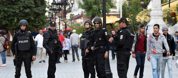 Tunisian special forces stand guard at the Habib Bourguiba Avenue in the capital Tunis on November 18, 2015. - Sputnik International
