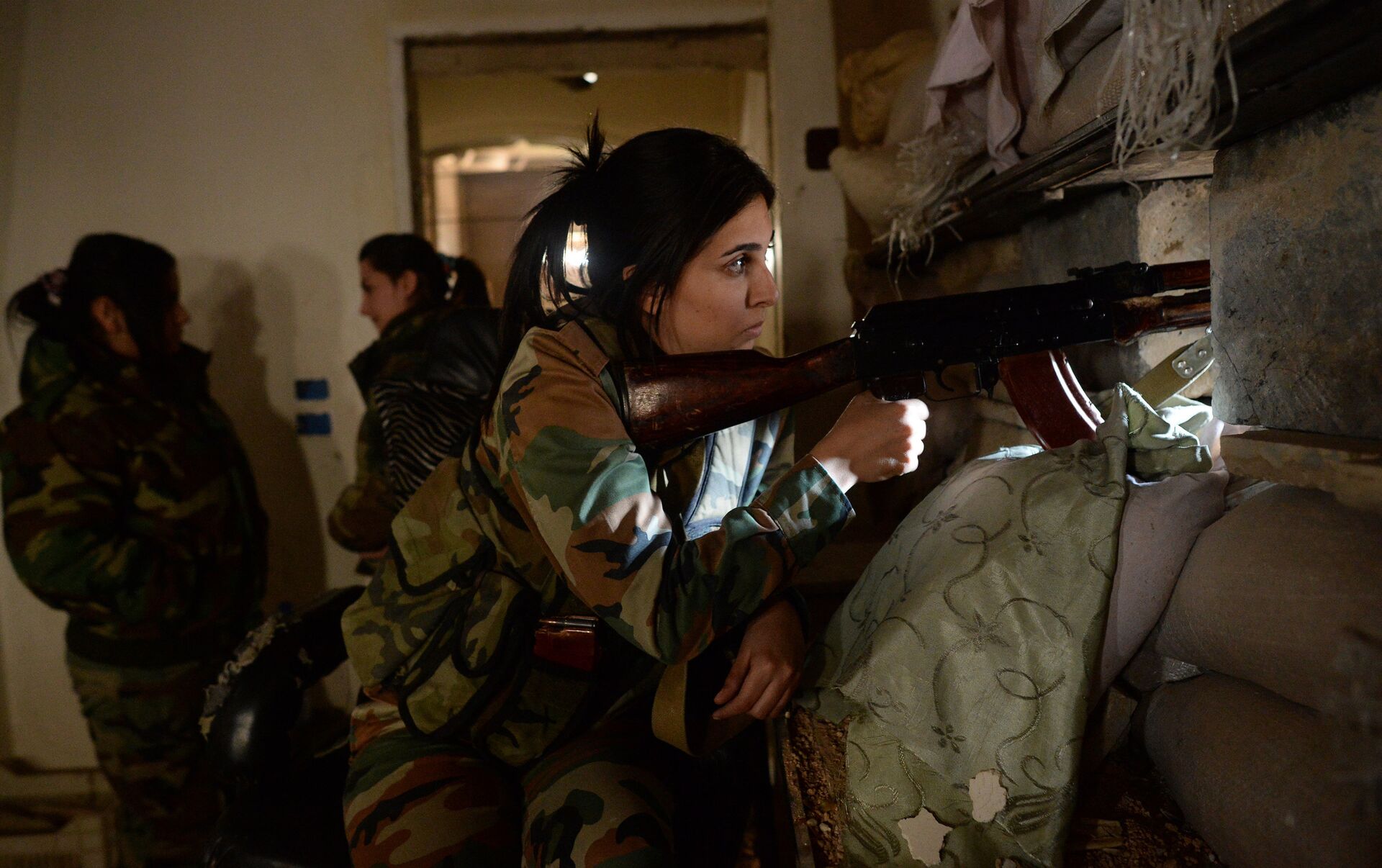 Сирийские женщины. Девушки военные в Сирии. Женщины в армии Сирии. Сирийские девушки в армии.