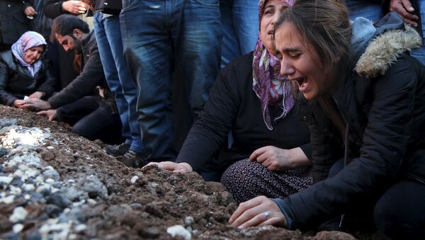 Relatives of Siyar Salman mourn over his grave during a funeral ceremony in the Kurdish dominated southeastern city of Diyarbakir, Turkey, December 15, 2015. According to local media, Salman, a 19-year old man, was killed on Monday in Diyarbakir during a protest against the curfew in Sur district. - Sputnik International