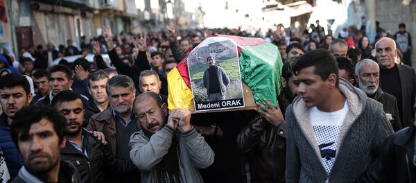 People carry the coffin of Medeni Orak, a man killed in Nusaybin, Turkey, Thursday, Dec. 24, 2015. - Sputnik International