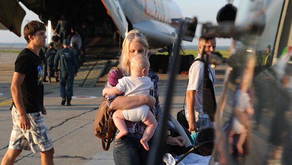 EMERCOM aircraft carrying Ukrainian refugees arrives in Chelyabinsk - Sputnik International