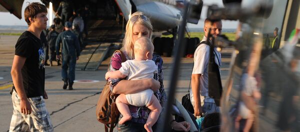 EMERCOM aircraft carrying Ukrainian refugees arrives in Chelyabinsk - Sputnik International