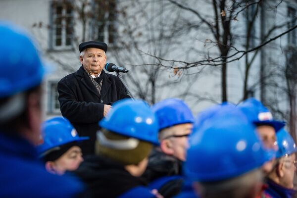 Jaroslaw Kaczynski, leader of Poland's ruling party Law and Justice (PiS), gives a speech in front of the Constitutional Court during a pro-government demonstration, December 13, 2015 in Warsaw Jaroslaw Kaczynski, leader of Poland's ruling party Law and Justice (PiS), gives a speech in front of the Constitutional Court during a pro-government demonstration, December 13, 2015 in Warsaw - Sputnik International