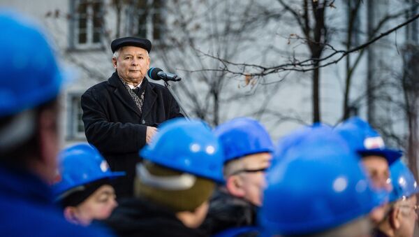 Jaroslaw Kaczynski, leader of Poland's ruling party Law and Justice (PiS), gives a speech in front of the Constitutional Court during a pro-government demonstration, December 13, 2015 in Warsaw - Sputnik International