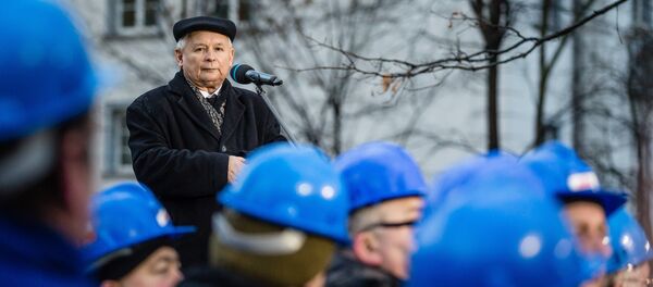 Jaroslaw Kaczynski, leader of Poland's ruling party Law and Justice (PiS), gives a speech in front of the Constitutional Court during a pro-government demonstration, December 13, 2015 in Warsaw Jaroslaw Kaczynski, leader of Poland's ruling party Law and Justice (PiS), gives a speech in front of the Constitutional Court during a pro-government demonstration, December 13, 2015 in Warsaw - Sputnik International