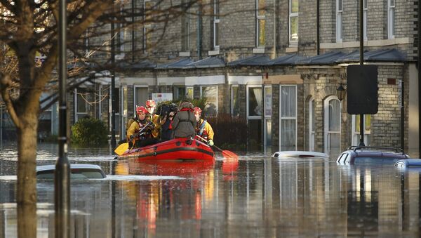 Emergency services navigate a flooded street in York, northern England, December 27, 2015 - Sputnik International