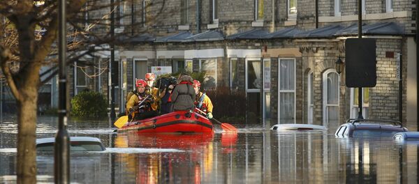 Emergency services navigate a flooded street in York, northern England, December 27, 2015 - Sputnik International