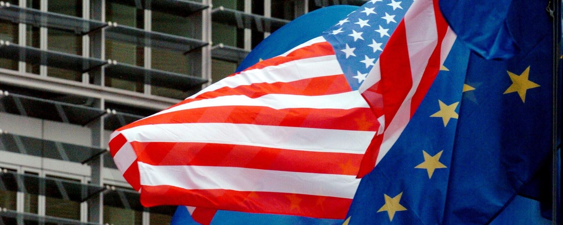 US and European flags float in front of the European Commission headquarters in Brussels 22 February 2005 - Sputnik International, 1920, 18.01.2024