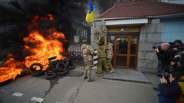 Fighters of Aidar Battalion try to storm the gate of the building of the Ukraine Ministry of Defence in Kiev during their protest action - Sputnik International