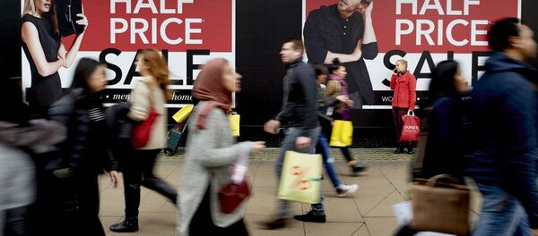 Shoppers walk along Oxford street in central London, on December 26, 2015, during the post-Christmas, Boxing Day sales Shoppers walk along Oxford street in central London, on December 26, 2015, during the post-Christmas, Boxing Day sales - Sputnik International