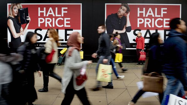 Shoppers walk along Oxford street in central London, on December 26, 2015, during the post-Christmas, Boxing Day sales - Sputnik International