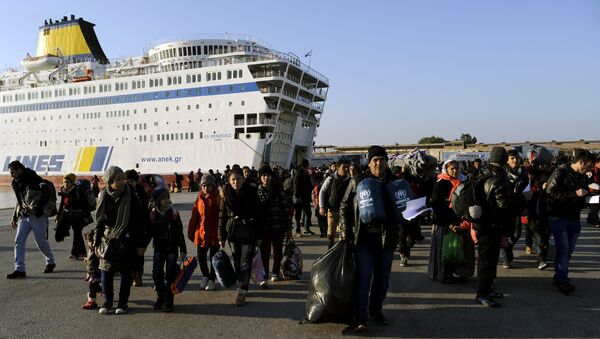 Refugees and migrants walk after disembarking from the passenger ferry Eleftherios Venizelos from the island of Lesbos at the port of Piraeus, near Athens, Greece, December 26, 2015 - Sputnik International
