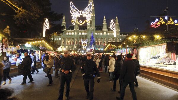 Two police officers patrol on the Viennese Christmas Market with the Viennese city hall in Vienna, Austria, Friday, Nov. 27, 2015. - Sputnik International