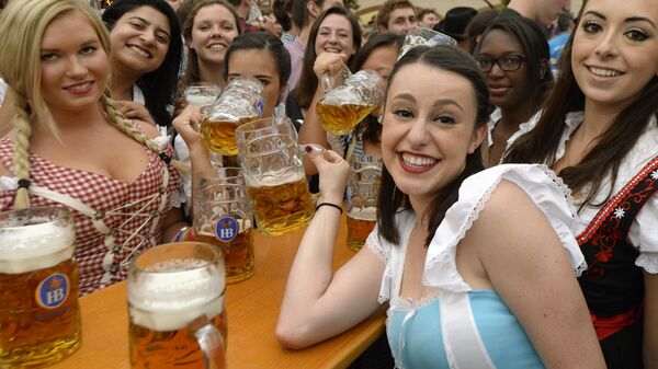 Visitors to the Oktoberfest beer festival - Sputnik International