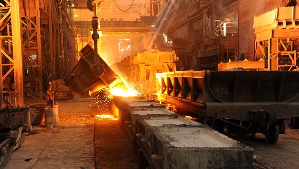 Pouring ferroalloy at the Chelyabinsk Electrometallurgical Plant. - Sputnik International