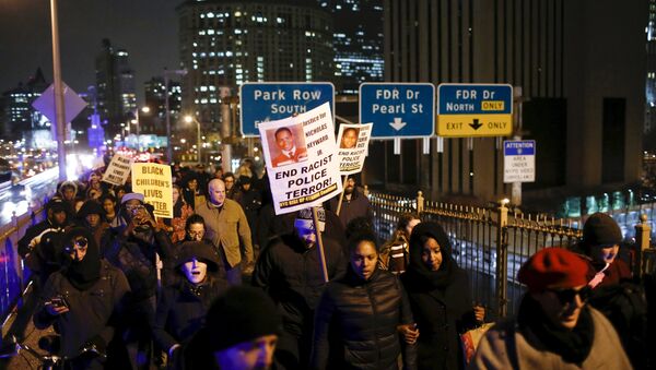 People march along the Brooklyn Bridge as they take part in a protest against the police in Manhattan, New York, December 28, 2015 after a grand jury cleared two Cleveland police officers on Monday in the November 2014 fatal shooting of 12-year-old Tamir Rice - Sputnik International