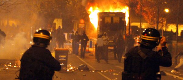 Riot police face young residents of Villiers-le-Bel, a northern Paris suburb - Sputnik International
