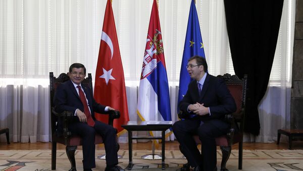 Turkey's Prime Minister Ahmet Davutoglu (L) and his Serbian counterpart Aleksandar Vucic talk during their meeting in Belgrade, Serbia - Sputnik International