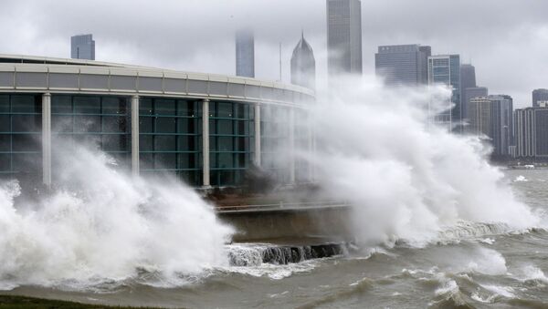 Wind blown waves from Lake Michigan break around the Shedd Aquarium as a winter storm moves across Illinois in Chicago - Sputnik International