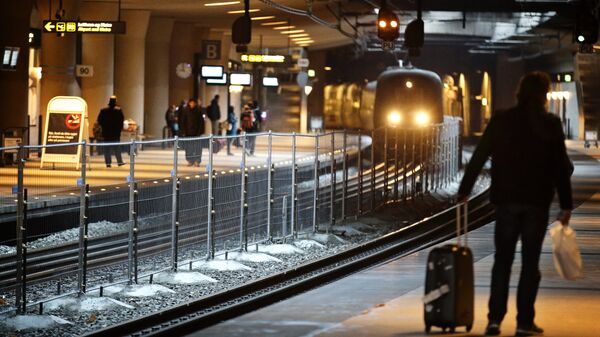 A temporary fence erected between tracks is seen at the train station to prevent illegal migrants to enter Sweden at Copenhagen International Airport in Kastrup, Wednesday, Dec 23, 2015 - Sputnik International