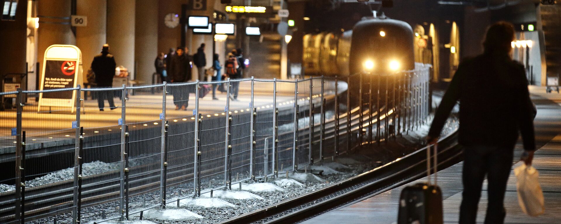 A temporary fence erected between tracks is seen at the train station to prevent illegal migrants to enter Sweden at Copenhagen International Airport in Kastrup, Wednesday, Dec 23, 2015 - Sputnik International, 1920, 01.08.2023