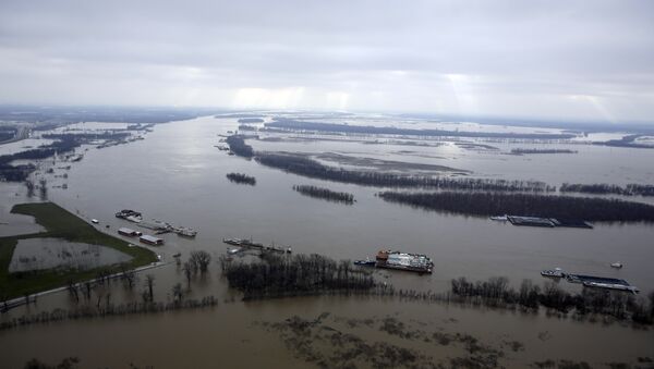 In this aerial photo, the Mississippi River flows out of its banks Wednesday, Dec. 30, 2015, near West Alton, Mo. A rare winter flood threatened nearly two dozen federal levees in Missouri and Illinois on Wednesday as rivers rose, prompting evacuations in several places. - Sputnik International