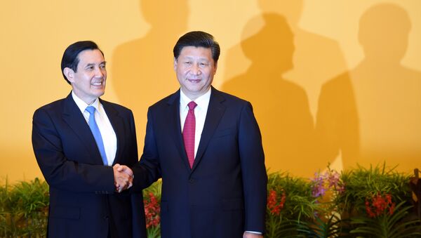 Chinese President Xi Jinping (R) shakes hands with Taiwan President Ma Ying-jeou before their meeting at Shangrila hotel in Singapore on November 7, 201 - Sputnik International