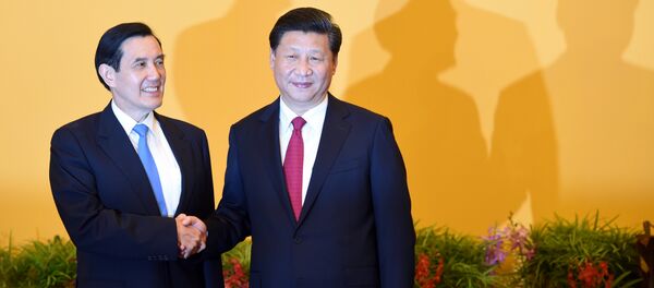 Chinese President Xi Jinping (R) shakes hands with Taiwan President Ma Ying-jeou before their meeting at Shangrila hotel in Singapore on November 7, 201 - Sputnik International