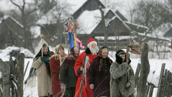 Local residents celebrating the Slavic Christmas holiday of Kolyada in the village of Pogost in Gomel Region, Belarus - Sputnik International