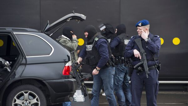 Special forces of the Dutch police prepare to enter the Amsterdam's Schiphol airport, on February 13, 2012 - Sputnik International