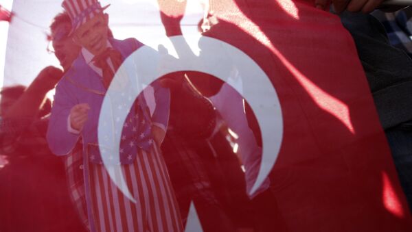 Members of Turkey Youth Union hold an effigy of U.S. President Barack Obama that is seen through a Turkish flag during a protest in Antalya, Turkey, Sunday, Nov. 15, 2015 - Sputnik International