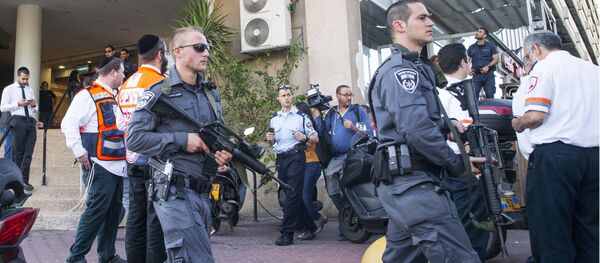 Israeli security forces patrol the surroundings of a stabbing attack in Tel Aviv on November 19, 2015 - Sputnik International