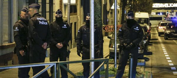 Police officers conduct new searches linked to Paris terrorist attacks, on December 30, 2015, in Molenbeek, Brussels Police officers conduct new searches linked to Paris terrorist attacks, on December 30, 2015, in Molenbeek, Brussels - Sputnik International