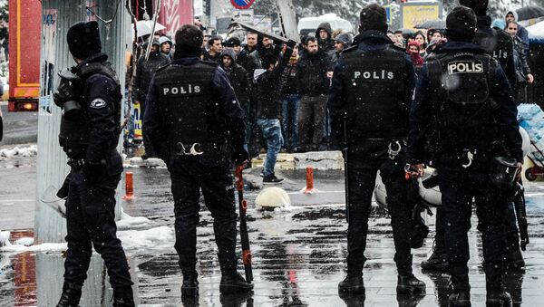 Turkish riot police officers block the crowd as they shout slogans on December 31, 2015 in Diyarbakir, during a demonstration after a curfew was lifted from the city - Sputnik International