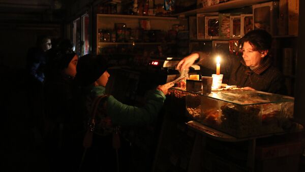 Shoppers pay for their purchases in a store during a power outage. File photo - Sputnik International