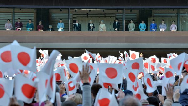 Japanese Emperor Akihito (C) and Empress Michiko (7th R) greet well-wishers with other members of the royal family from the balcony of the Imperial Palace in Tokyo on January 2, 2016 - Sputnik International