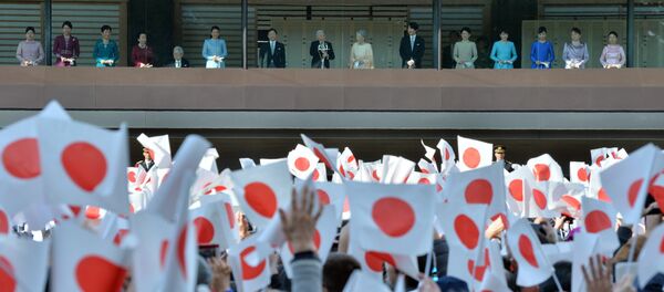 Japanese Emperor Akihito (C) and Empress Michiko (7th R) greet well-wishers with other members of the royal family from the balcony of the Imperial Palace in Tokyo on January 2, 2016 - Sputnik International