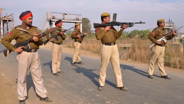 Indian police personnel stand alert outside an airforce base in Pathankot on January 2, 2016, during an ongoing attack on the base in the northern Indian state of Punjab by suspected militants - Sputnik International