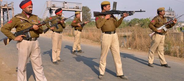 Indian police personnel stand alert outside an airforce base in Pathankot on January 2, 2016, during an ongoing attack on the base in the northern Indian state of Punjab by suspected militants Indian police personnel stand alert outside an airforce base in Pathankot on January 2, 2016, during an ongoing attack on the base in the northern Indian state of Punjab by suspected militants - Sputnik International