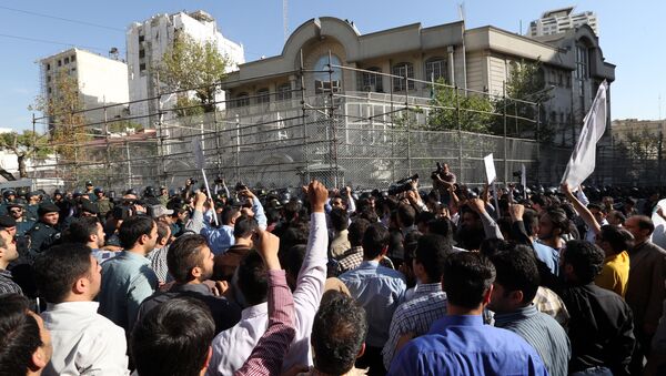 Iranian protesters shout slogans during a demonstration against Saudi Arabia outside its embassy in Tehran on September 27, 2015 - Sputnik International
