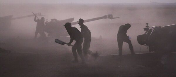 Syrian army personnel load howitzers near the village of Morek, Syria on Wednesday, Oct. 7, 2015 Syrian army personnel load howitzers near the village of Morek, Syria on Wednesday, Oct. 7, 2015 - Sputnik International