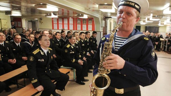 Honored Artist of Russia Andrei Klimovich performs during a concert held by the Pacific Fleet Song and Dance Ensemble for the crew of the Guards missile cruiser Varyag. - Sputnik International