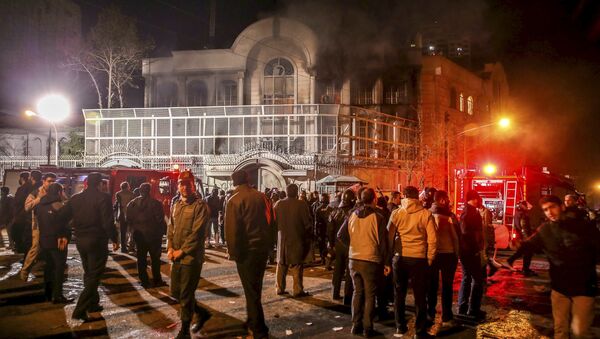 Smoke rises from Saudi Arabia's embassy during a demonstration in Tehran January 2, 2016 - Sputnik International