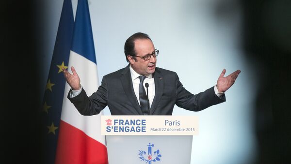 French President Francois Hollande delivers a speech during the La France s'engage (France makes a stand) award ceremony at the Elysee presidential palace in Paris on December 22, 2015 - Sputnik International