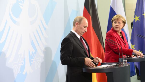 German Chancellor Angela Merkel (R) and Russian President Vladimir Putin at the Chancellery in Berlin.The main topic was the unrest in Syria, as Western powers attempt to persuade the Kremlin to drop its support for the regime of Bashir al-Assad (File) - Sputnik International