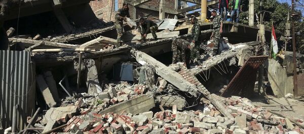Indian soldiers remove debris from a house that collapsed in an earthquake in Imphal, capital of the northeastern Indian state of Manipur, Monday, Jan. 4, 2016 - Sputnik International