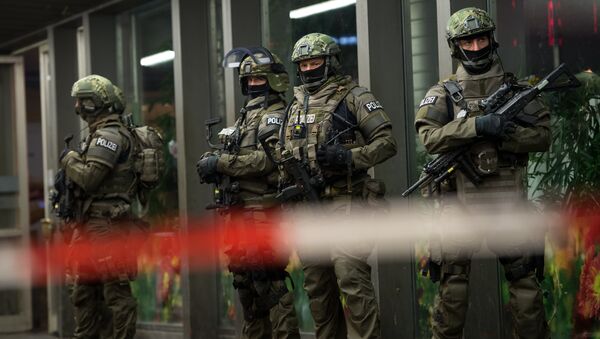 German special police stand in front of the Munich, southern Germany, main train station Thursday evening, Dec. 31, 2015 after police warned of 'imminent threat' of terror attack and ordered two train stations to be cleared - Sputnik International