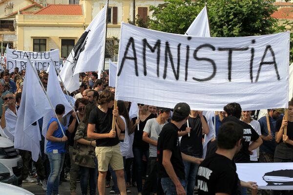 Some two thousands people hold a banner that reads Amnistia during a protest organized by the Ghjuventu Indipendentista (Youth Independence) movement in Ajaccio, Corsica, on June 13, 2015 Some two thousands people hold a banner that reads Amnistia during a protest organized by the Ghjuventu Indipendentista (Youth Independence) movement in Ajaccio, Corsica, on June 13, 2015 - Sputnik International