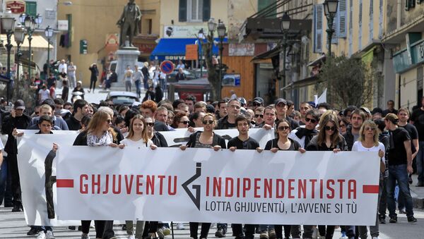 Some 300 people supporters of the Ghjuventu Indipendentista (Youth Independence) movement hold a banner that reads Ghjuventu Indipendentista during a protest in Corte,Corsica, on April 22, 2015 - Sputnik International